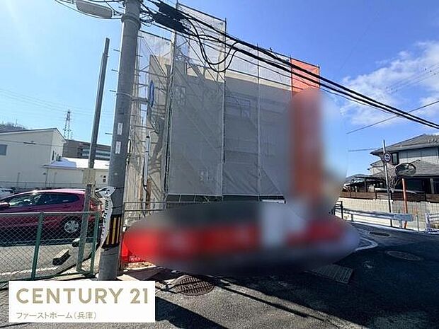 現在建築中の外観が確認できる一枚です。周囲には開放感のあるスペースが広がっています。前面道路もきれいに整備されています。陽当たりの良い立地が魅力となっています。