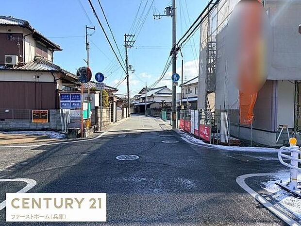 周辺は落ち着いた住宅街で前面道路は幅員が十分に確保されています。交通量が少なく静かな雰囲気が感じられます。道幅が広く車の出入りや移動も安心です。視界も良好なので通行に便利です。