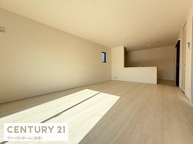 明るい日差しが差し込む広々としたリビングです。ナチュラルな色合いの床が空間をすっきりと見せてくれます。シンプルな壁面が自由なレイアウトを可能にします。窓からの光が室内を開放的に演出します。