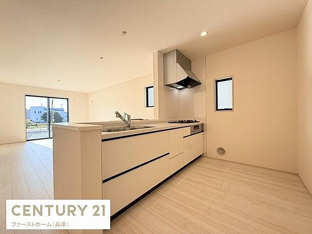 開放感のあるキッチンが印象的です。白を基調とした内装で清潔感があります。シンプルなデザインが空間を広く感じさせます。収納も豊富で使い勝手の良いレイアウトです。採光も良く明るい雰囲気です。