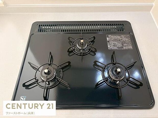 三口コンロが設置されているキッチンです。広々とした作業スペースが確保されています。お手入れがしやすい設計が特徴です。シンプルなデザインで使いやすい印象です。ガスコンロの配置も工夫されています。