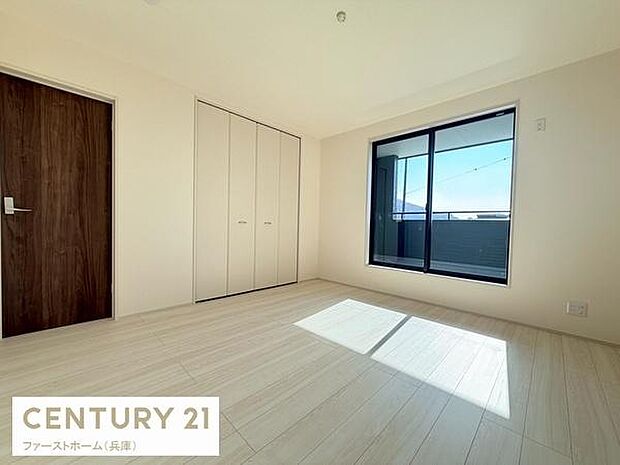 明るい光が差し込む寝室です。シンプルな内装と広々とした床スペースが印象的です。大型クローゼット付きで収納面も便利です。窓からの開放感が魅力となっています。落ち着いた雰囲気のお部屋です。