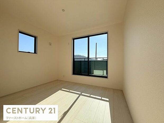 2面採光で明るさを感じられる子供部屋です。シンプルな内装なのでアレンジしやすい空間です。床の色味がやわらかな印象を演出します。窓からの眺望も楽しめます。