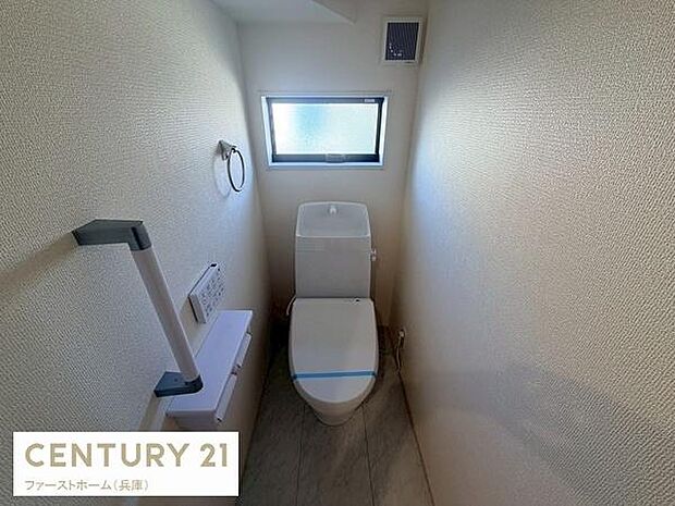 窓付きで明るい空間が広がるトイレです。手すりも設置されており移動がサポートされます。シンプルな内装で清潔感があります。換気扇も備えられているので快適にご利用いただけます。落ち着いた雰囲気のトイレです。