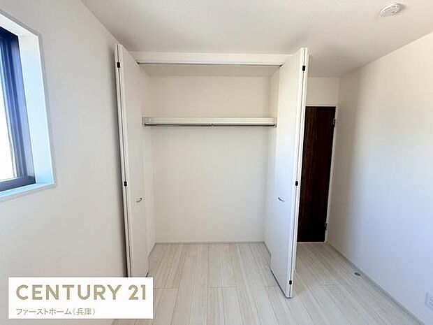 シンプルなデザインの収納スペースが魅力的です。扉付きのクローゼットですっきりとした空間を保てます。明るい内装でお部屋全体が広く感じられます。整理整頓にも便利な仕様です。