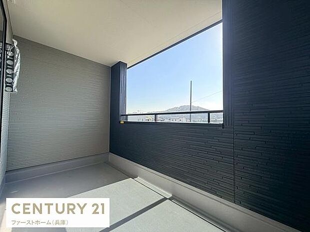 ゆったりとした広さが感じられるバルコニーです。日差しがしっかり入る明るい空間となっています。視界を遮らない開放的な設計が印象的です。屋根がついているため天候にも配慮されています。