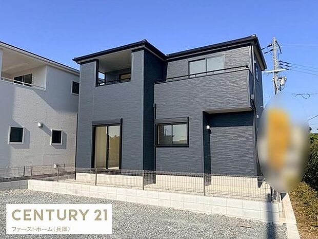 スタイリッシュな外観が印象的な建物です。広々とした敷地が確保されており日当たりも良好です。落ち着いたカラーの外壁が周囲に調和しています。フェンスで区切られているためプライバシー面にも配慮されています。