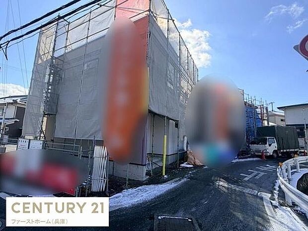 建築中の新築物件で完成が楽しみな外観です。周辺は落ち着いた住宅街の雰囲気が感じられます。前面道路が広く車の出入りもスムーズに行えそうです。現地の環境をその目で確かめてみてはいかがでしょうか。