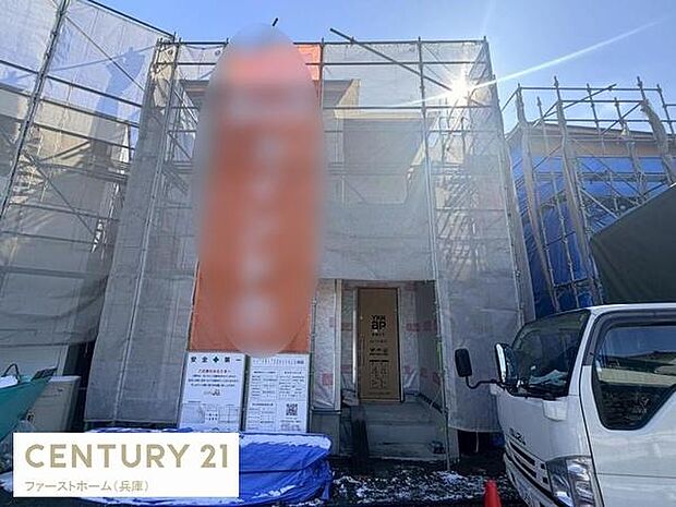 建築中の外観が確認でき構造や仕上がりへの期待感が高まります。資材や作業現場も整理されている印象です。今後の完成が楽しみな様子が伝わります。周辺の建物との調和も感じられます。清潔感のある現場です。