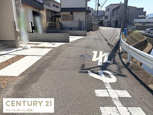 前面道路は舗装されており車の出入りがしやすい印象です。住宅街の一角で周辺の環境も落ち着いています。建物・道路周辺は清掃が行き届いています。