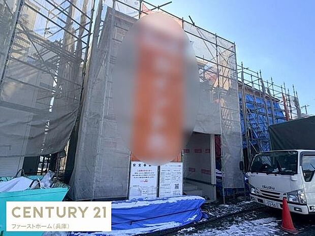 現在建築中の物件で完成時には新しい住まいが期待できます。足場や養生シートがしっかり設置され安全面にも配慮されています。工事の進行状況を確認できる外観写真です。