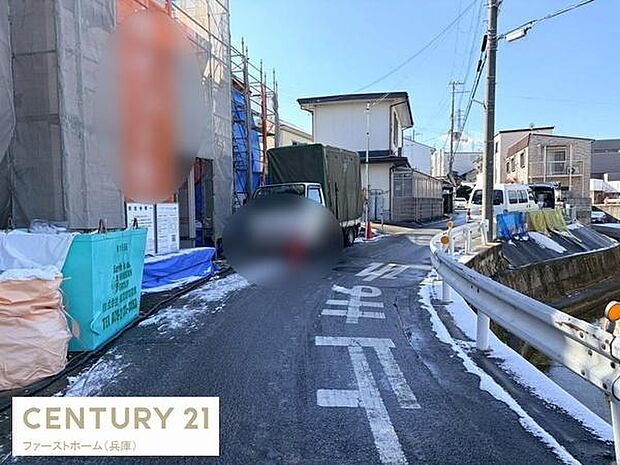 前面道路は舗装されており安心して通行できます。建物周辺も整理されていて現地の様子がよく分かります。車の進入も可能な道路幅で使い勝手が良さそうです。周囲には住宅が立ち並んでおり落ち着いた環境です。