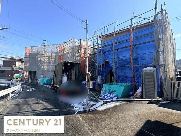 現在建築中の物件外観です。道路に面した立地でアクセスしやすい環境です。周辺は日当たりに恵まれた明るい印象となっています。敷地内には仮設トイレも設置され工事の進行が順調に行われています。