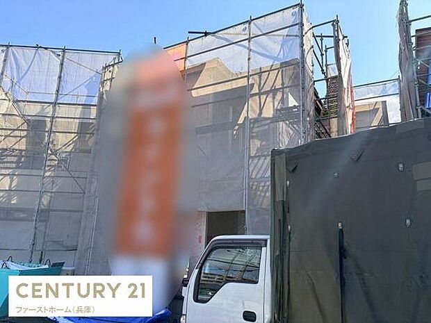 建築中の外観が見える物件です。足場やシートなど工事現場の様子が確認できます。これから完成に向けての変化を楽しめる環境です。現地確認も可能な状態です。建物の進行状況を実際にご覧いただけます。