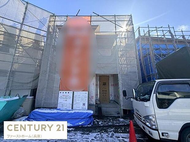 建築中の物件で新しい住まいをお探しの方におすすめです。現地で進行中の様子を確認でき理想の住まいづくりがイメージしやすくなっています。前面道路も広くアクセスが便利です。