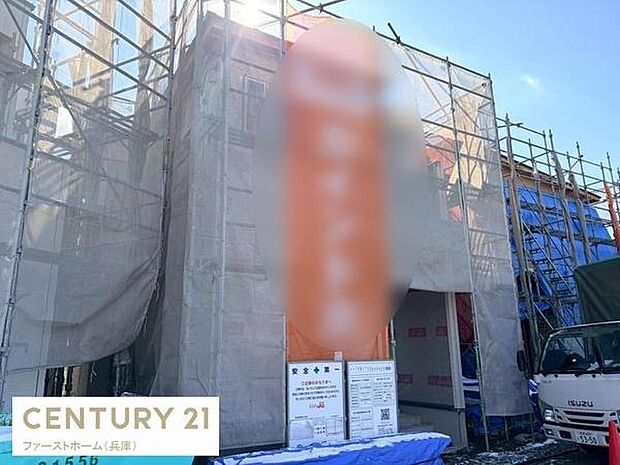 新築ならではの清潔感が伝わる外観です。建築途中の様子から住まいの完成が楽しみになります。周囲の足場もきちんと整備されていて安心感があります。現地の雰囲気を確認できる貴重な一枚です。