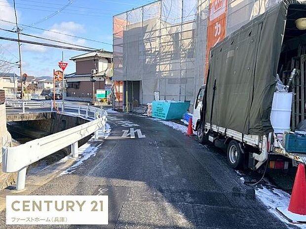 前面道路は舗装されており車両の出入りもスムーズです。周辺には住宅が建ち並び生活環境が整っています。歩道やガードレールが設置され安全に配慮されています。現地の雰囲気を直接ご確認いただけます。