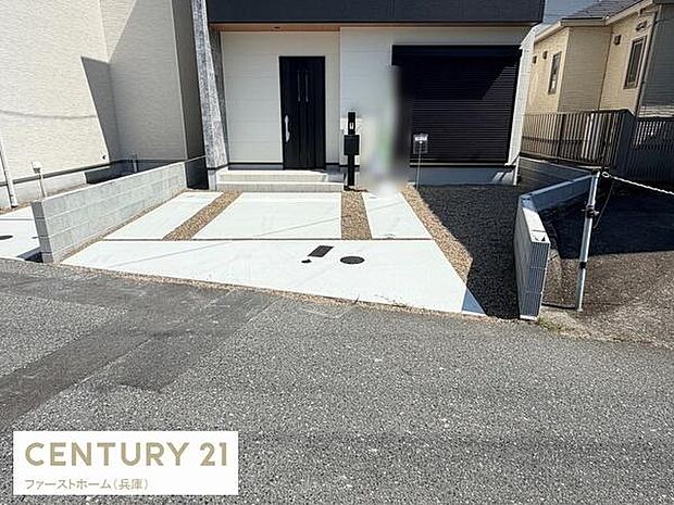 門扉から玄関までスムーズにアクセスできる駐車場です。コンクリート舗装で清潔感があります。駐車スペースは広々としているので車の出し入れも便利です。両側に仕切りがあり安心してご利用いただけます。