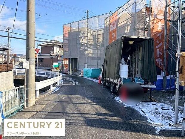 前面道路が広がり車の出入りもスムーズに行えます。現地の様子がしっかりと確認できる写真です。周辺環境も明るく視界も良好です。建物の外観や現地の雰囲気が伝わりやすい一枚です。