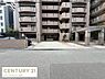 駐車場：建物正面に広々とした駐車場が設けられています。駐車スペースは見通しが良く車の出し入れもスムーズに行えます。敷地内に整備されているため天候に左右されず安心してご利用いただけます。