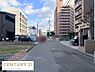 その他：幅広い道路に面したロケーションが特徴的です。周辺には高層マンションや公共施設が整然と並び都会的な景観が広がります。車の出入りもスムーズな環境となっています。