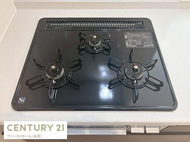 三口コンロが設置されたキッチンは使い勝手の良さが特徴です。お手入れしやすい天板で日々の調理も快適に行えます。各バーナーの間隔も広めなので同時調理にも対応できます。