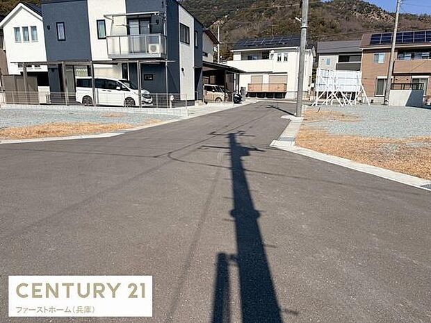 前面道路は舗装されており周囲には住宅が立ち並ぶ穏やかな環境です。落ち着いた住宅地に位置し生活の拠点として活用しやすい現地です。