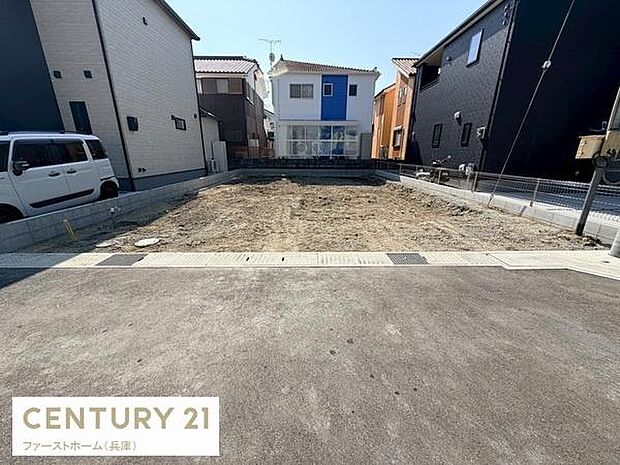 周囲には落ち着いた住宅が並び便利な生活環境が整っています。道路との高低差が少なく出入りもしやすい印象です。