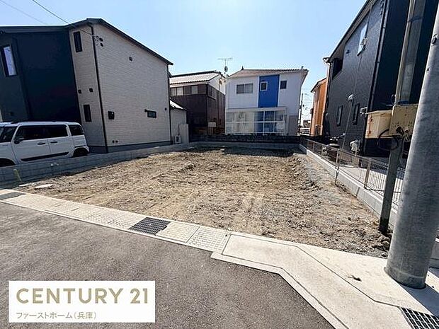 周辺は落ち着いた住宅街となっております。前面道路も幅があり車の進入もスムーズです。