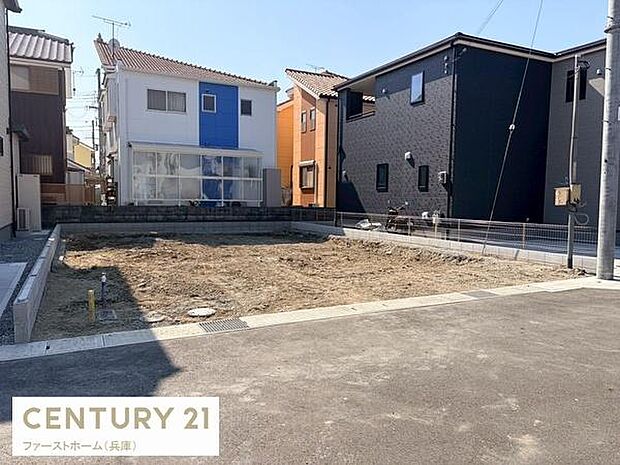 周辺は落ち着いた住宅街となっております。前面道路も幅があり車の進入もスムーズです。