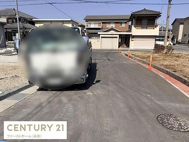 現地から前面道路を望む写真です。周囲には住宅が整然と並び道路も見通しの良い造りとなっています。静かで落ち着いた雰囲気が伝わります。