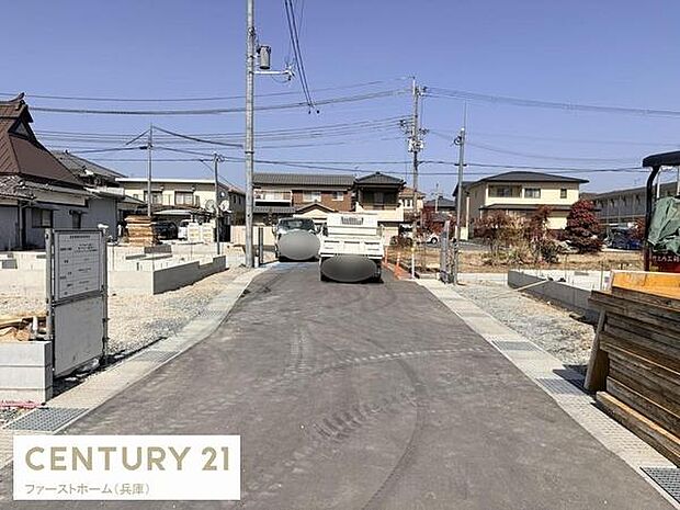 現地から前面道路を望む写真です。周囲には住宅が整然と並び道路も見通しの良い造りとなっています。静かで落ち着いた雰囲気が伝わります。