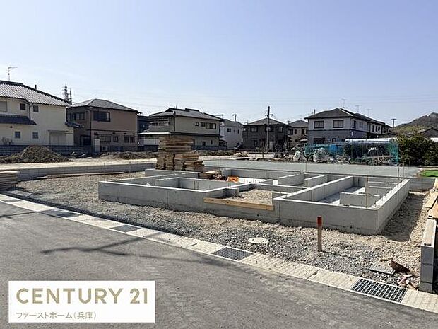 周囲に住宅が立ち並ぶ落ち着いたエリアに位置しています。前面道路も幅があり車の進入もスムーズです。