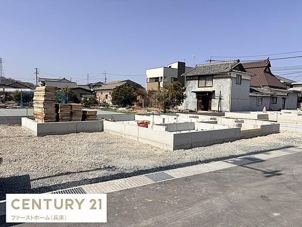 周囲に住宅が立ち並ぶ落ち着いたエリアに位置しています。前面道路も幅があり車の進入もスムーズです。