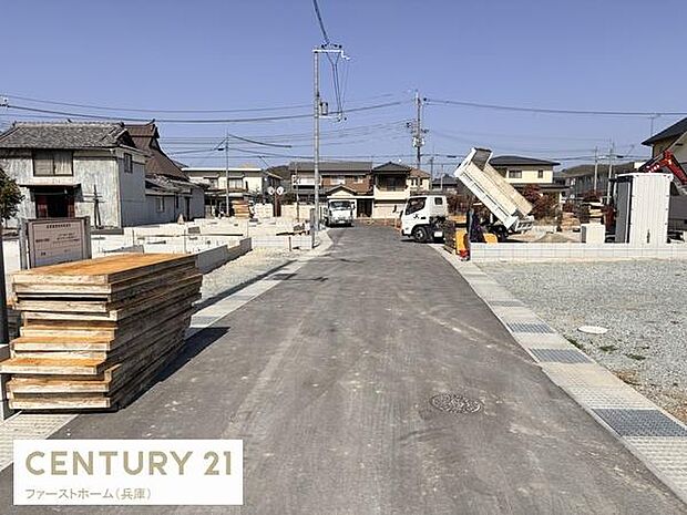 現地から前面道路を望む写真です。周囲には住宅が整然と並び道路も見通しの良い造りとなっています。静かで落ち着いた雰囲気が伝わります。