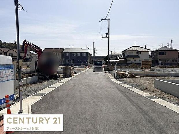 落ち着いた街並みの中に位置する物件です。周辺は閑静で生活に適した立地となっています。