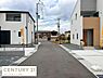 その他：前面道路が広く車の出入りがしやすい現地写真です。周囲の住宅も整然としており街並みがすっきりとしています。道路の舗装状態も良好な点が魅力です。視界がひらけており全体的に明るい印象を感じられます。