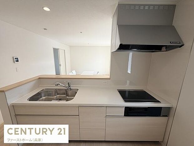 清潔感のある明るいキッチンです。作業スペースが広く動線もスムーズです。カウンター付きで開放感があります。IHクッキングヒーターが設置されています。収納も充実しています。