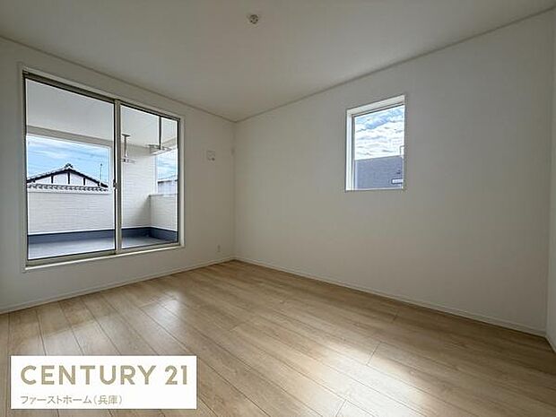 寝室には大きな窓が設けられており室内にしっかりと自然光が入ります。シンプルな間取りで家具の配置がしやすそうです。バルコニーに直接アクセスできる点も特徴です。床材は落ち着いた色合いで清潔感があります。