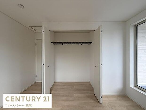 シンプルな内装に調和する収納スペースです。ワイドな開口部で出し入れもスムーズに行えます。扉を閉めればお部屋もすっきりとした印象に整います。窓からの自然光が明るさを演出します。