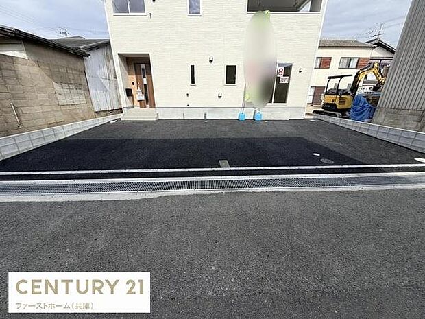 広々とした駐車場スペースが確保されています。前面道路も見通しが良く駐車しやすい配置です。舗装済みでお手入れも簡単です。両側にゆとりがあり車の出し入れもスムーズです。