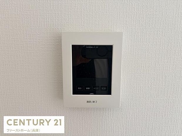 スタイリッシュなデザインのモニター付きインターホンは来客時も安心して応対できます。壁面にすっきりと収まりお部屋の雰囲気にも調和しやすい仕様です。操作ボタンも見やすく使いやすさにも配慮されています。