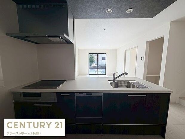 開放感のあるキッチンで料理や片付けもスムーズに行えます。シンクやコンロが整理されていて使い勝手の良い空間です。明るい窓からの光がキッチン全体をやさしく照らします。