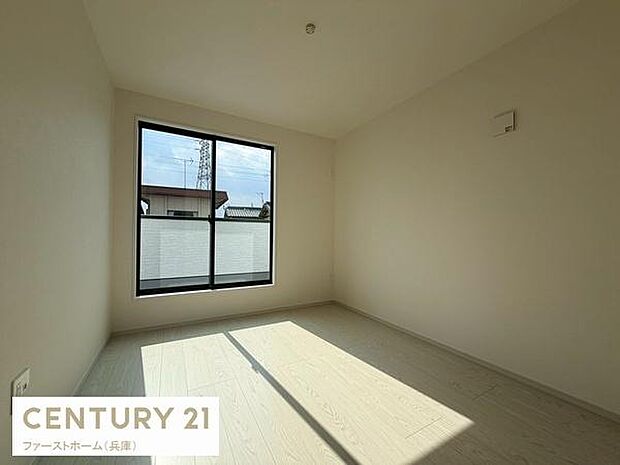 シンプルな内装が特徴の洋室です。大きな窓から自然光がしっかりと射し込み開放感があります。壁や床は落ち着いた色合いでまとめられており様々なインテリアに合わせやすい空間です。