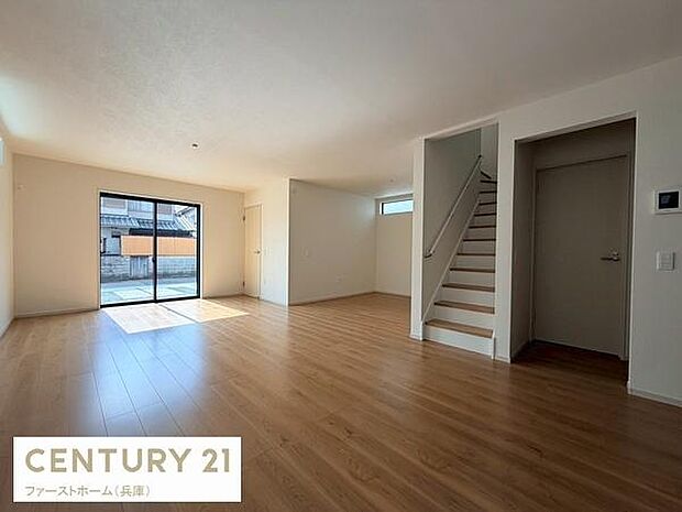 広々とした空間が印象的なリビングです。南向きの大きな窓から自然光がたっぷり差し込みます。シンプルな内装で家具の配置も自由度が高いです。