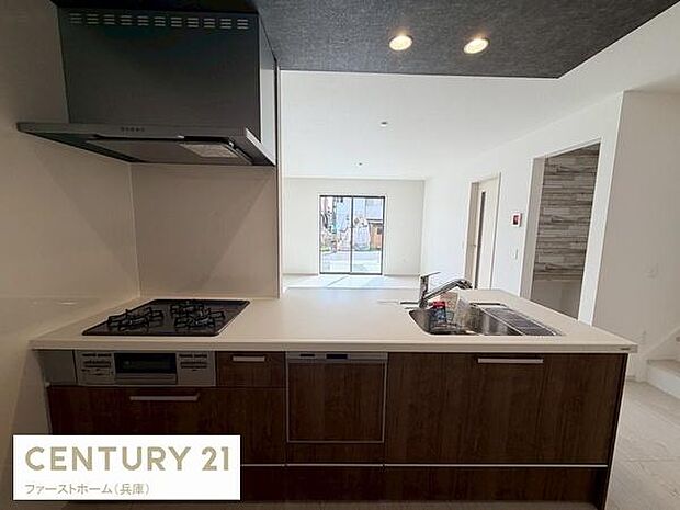 キッチンがリビングと一体感のある間取りで明るい空間です。作業スペースも広く動線がすっきりしています。収納が充実しており整理がしやすい印象です。シンプルなデザインで清潔感があります。