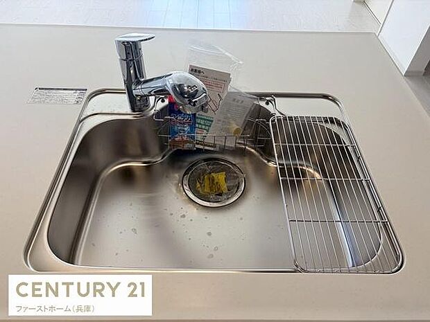 シンプルで使いやすそうなキッチンシンクです。水栓や排水口まわりも手入れがしやすい設計となっています。調理や洗い物の際に便利な水切りラックも付属しています。広々とした作業スペースが魅力です。