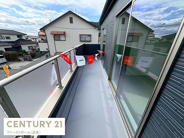 広々としたバルコニーは開放感があり明るい空間です。隣家との距離も適度に確保されています。ガラス手すりがモダンな印象を演出します。掃き出し窓からスムーズに出入りができます。