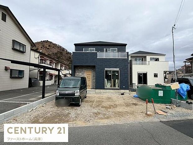 スタイリッシュな外観が特徴的な住宅です。広々とした駐車スペースが確保されています。周囲の住宅と調和した落ち着いた雰囲気が感じられます。2階バルコニーがアクセントとなっています。