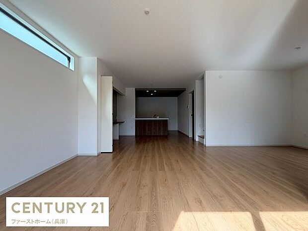 リビングは広々とした空間が広がり家具の配置もしやすい設計です。大きな窓からは自然光がたっぷり入り明るさを感じられます。木目調の床が温かみを演出し落ち着いた雰囲気の中で過ごせます。